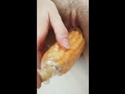Moglie italiana porca si masturba con la pannocchia