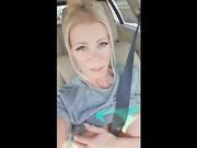 Milf bionda esce le tette mentre guida e si tocca la fi