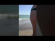 Fidanzata esibizionista in topless in spiaggia