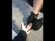 Schiaccia la mano dello schiavo in un parcheggio