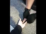 Schiaccia la mano dello schiavo in un parcheggio