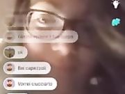 Ragazza italiana esegue tutti gli ordini su Periscope