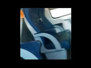 Studentessa esibizionista si masturba in treno