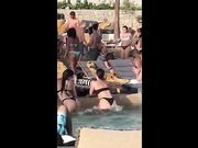 Ragazze twerkano sulla spiaggia di Mikonos