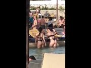 Ragazze twerkano sulla spiaggia di Mikonos