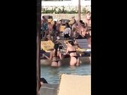 Ragazze twerkano sulla spiaggia di Mikonos