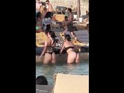 Ragazze twerkano sulla spiaggia di Mikonos