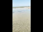 Esce le tette al mare