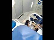 Sega in treno davanti a ragazza