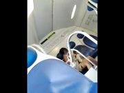 Sega in treno davanti a ragazza