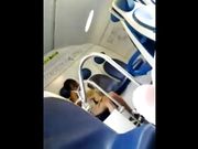 Sega in treno davanti a ragazza