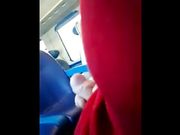 Sega davanti a ragazza in treno