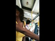 Sexy negretta in autobus