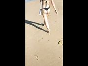 Esibizionista italiana passeggiando sulla spiaggia