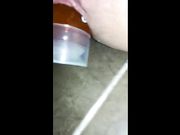 Si sfonda il buco del culo col deodorante