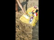 Esibizionista italiana si spoglia nuda in spiaggia