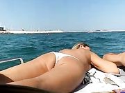 Milf italiana prende il sole in barca