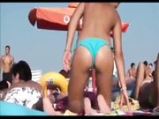 Topless tettona in spiaggia