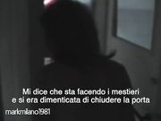 Vicina di casa mi apre la porta nuda