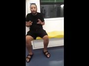 Cazzo di fuori in Metro a Milano (linea verde)