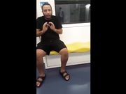 Cazzo di fuori in Metro a Milano (linea verde)