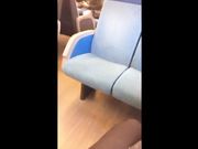 Ragazza esibizionista si masturba in treno