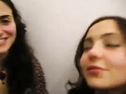 Bacio lesbo di due studentesse italiane