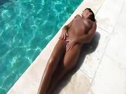 Matura 60 enne prende il sole nuda in piscina