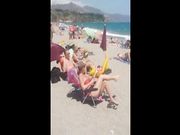 Moglie esibizionista si masturba in spiaggia