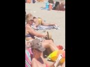 Moglie esibizionista si masturba in spiaggia