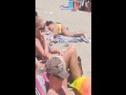 Moglie esibizionista si masturba in spiaggia