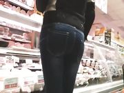 Bella mamma culona e tacchi alti al supermercato