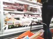 Bella mamma culona e tacchi alti al supermercato