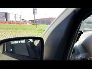 Milf italiana si masturba in auto nel parcheggio