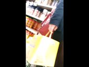 Upskirt al supermercato...