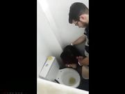 Beccati a scopare nel bagno della discoteca