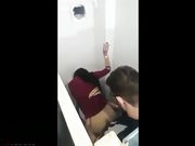 Beccati a scopare nel bagno della discoteca