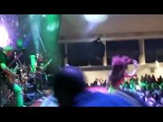 Dana si masturba a un concerto rock