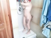 Teen italiana tatuata si masturba nella doccia