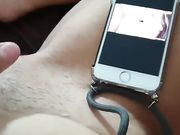 Italiana si masturba guardando un porno al cellulare