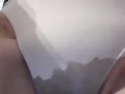 Si piscia nelle mutandine