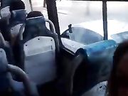 Trans esce le tette in autobus