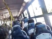 Trans esce le tette in autobus