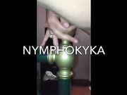 Nymphokyka si apre la fica con la spalliera del letto