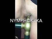 Nymphokyka si apre la fica con la spalliera del letto