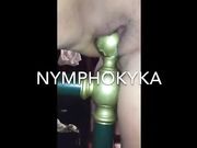 Nymphokyka si apre la fica con la spalliera del letto