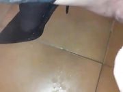 Moglia masturbata squirta sul pavimento