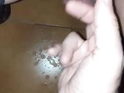 Moglia masturbata squirta sul pavimento