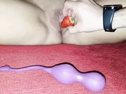 Moglie tettona masturbata con dildo e fragolina