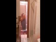 Spio zia nella doccia e poi me lo faccio succhiare